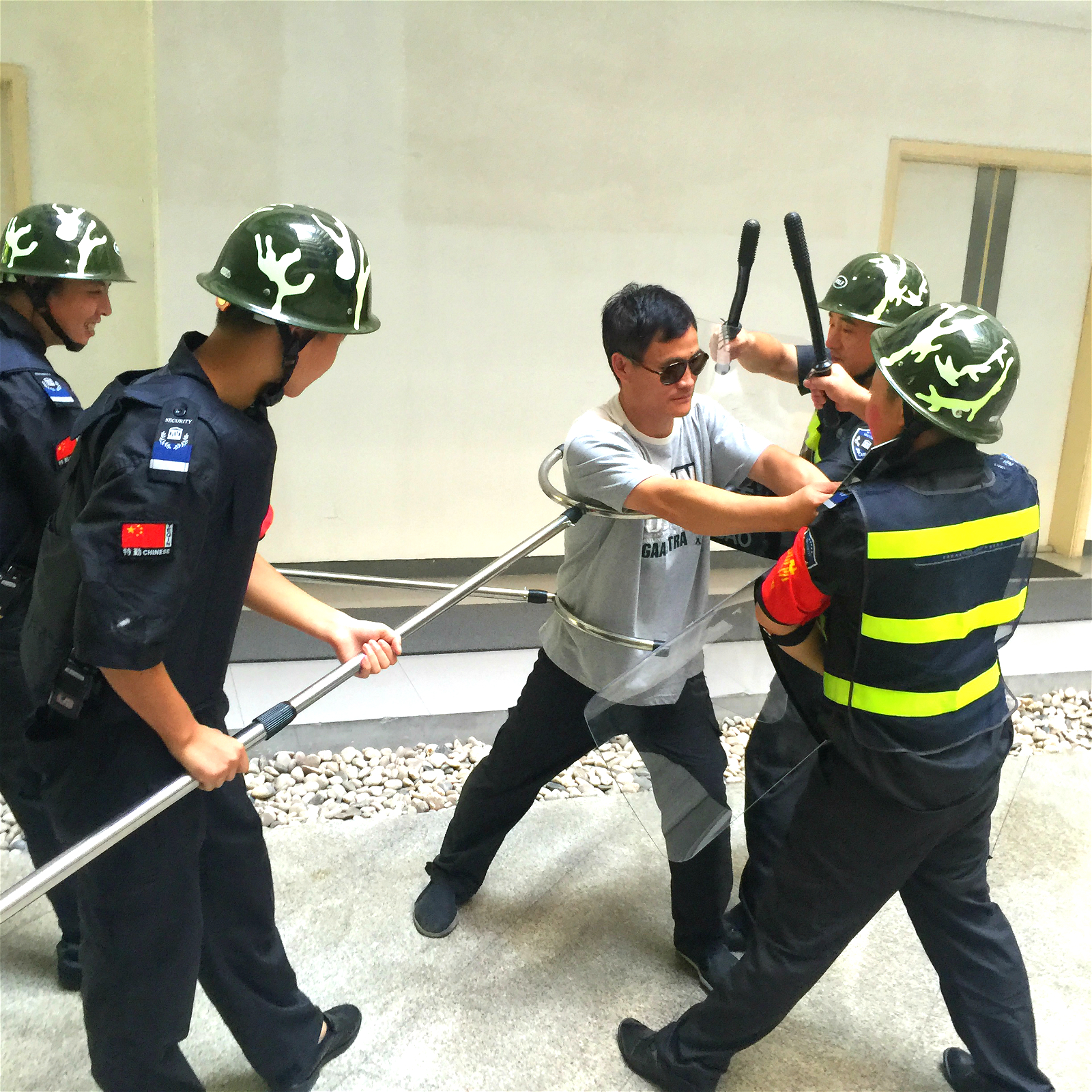 反恐防暴走进科技园，欧博游戏物业实战“暴徒”