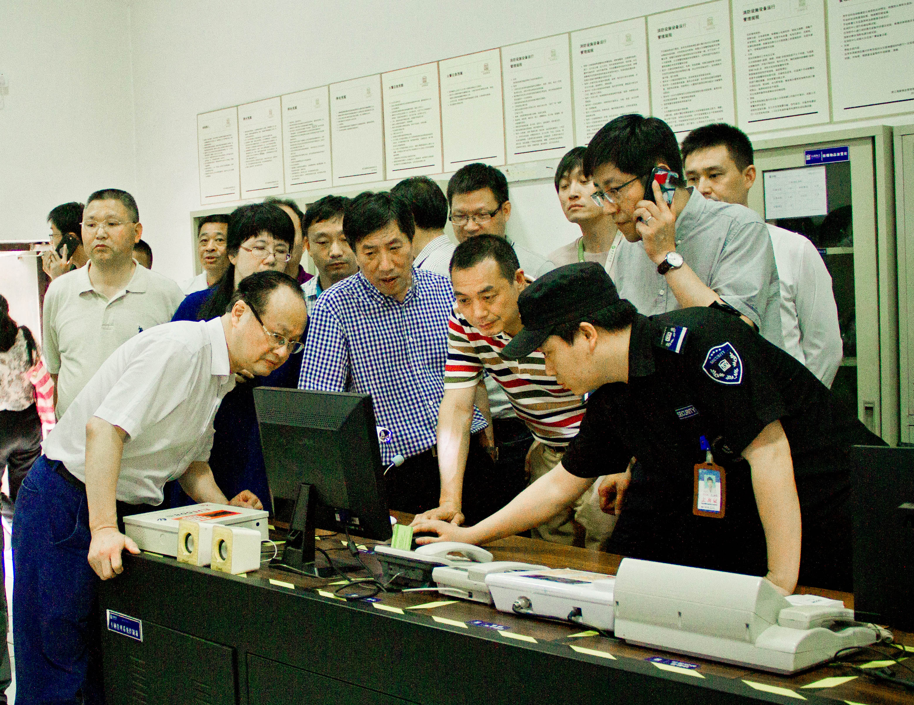 “智慧”电梯-云梯4代首批试点落户欧博游戏服务小区，市人大督查组前来视察